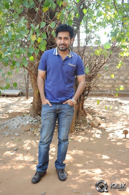 Vijay-Antony-and-Aksha-at-Dr-Saleem-Movie-Success-Meet